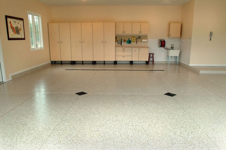 CustomGarageCabinets1 768x512